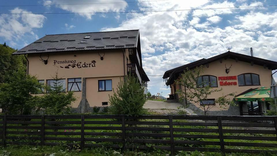 Pensiunea Edera Fundata Exterior foto